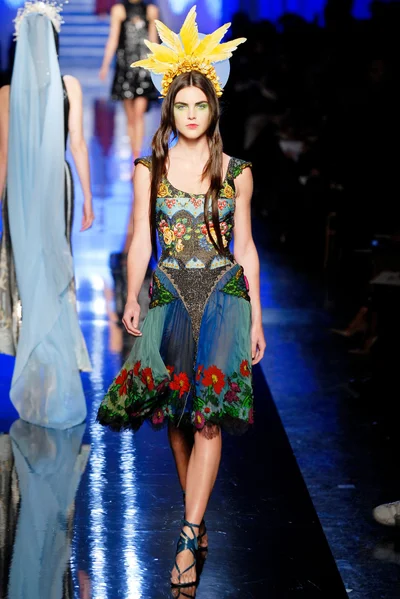 Look 18